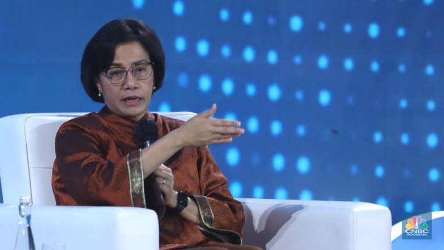 Chairman CT CORP, Chairul Tanjung bersama Menteri Keuangan, Sri Mulyani Indrawati dalam Economic Outlook 2023 dengan tema 
