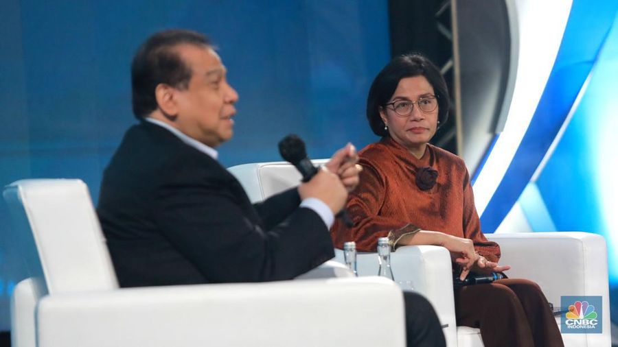 Chairman CT CORP, Chairul Tanjung bersama Menteri Keuangan, Sri Mulyani Indrawati dalam Economic Outlook 2023 dengan tema 