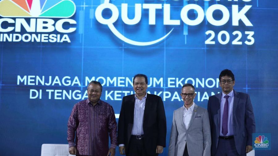 Chairman CT CORP, Chairul Tanjung melakukan sesi foto bersama ketiga pembicara Gubernur BI, Perry Warjiyo, Ketua Dewan Komisioner OJK, Mahendra Siregar, Ketua Dewan Komisioner LPS, Purbaya Yudhi Sadewa  dalam Economic Outlook 2023 dengan tema 