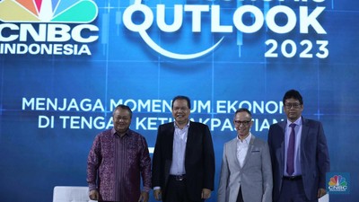 Chairman CT CORP, Chairul Tanjung melakukan sesi foto bersama ketiga pembicara Gubernur BI, Perry Warjiyo, Ketua Dewan Komisioner OJK, Mahendra Siregar, Ketua Dewan Komisioner LPS, Purbaya Yudhi Sadewa dalam Economic Outlook 2023 dengan tema Chairman CT CORP, Chairul Tanjung melakukan sesi foto bersama ketiga pembicara Gubernur BI, Perry Warjiyo, Ketua Dewan Komisioner OJK, Mahendra Siregar, Ketua Dewan Komisioner LPS, Purbaya Yudhi Sadewa dalam Economic Outlook 2023 dengan tema
