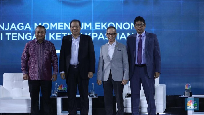Chairman CT CORP, Chairul Tanjung melakukan sesi foto bersama ketiga pembicara Gubernur BI, Perry Warjiyo, Ketua Dewan Komisioner OJK, Mahendra Siregar, Ketua Dewan Komisioner LPS, Purbaya Yudhi Sadewa dalam Economic Outlook 2023 dengan tema Chairman CT CORP, Chairul Tanjung melakukan sesi foto bersama ketiga pembicara Gubernur BI, Perry Warjiyo, Ketua Dewan Komisioner OJK, Mahendra Siregar, Ketua Dewan Komisioner LPS, Purbaya Yudhi Sadewa dalam Economic Outlook 2023 dengan tema