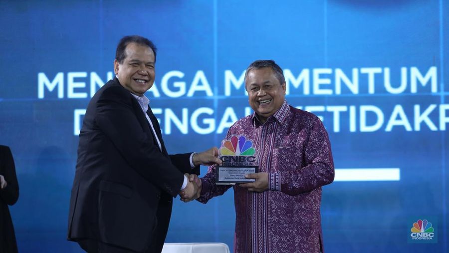 Chairman CT CORP, Chairul Tanjung menyerahkan plakat pengghargaan kepada Gubernur BI, Perry Warjiyo dalam Economic Outlook 2023 dengan tema