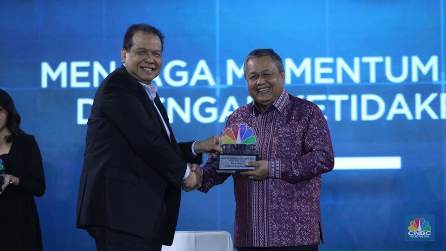 Chairman CT CORP, Chairul Tanjung menyerahkan plakat pengghargaan kepada Gubernur BI, Perry Warjiyo dalam Economic Outlook 2023 dengan tema 