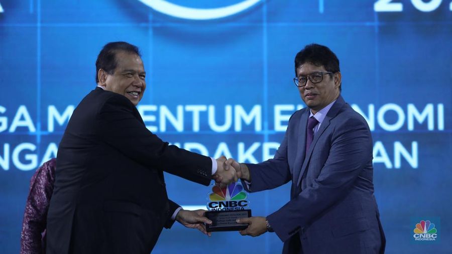 Chairman CT CORP, Chairul Tanjung menyerahkan plakat pengghargaan kepada Ketua Dewan Komisioner LPS, Purbaya Yudhi Sadewa dalam Economic Outlook 2023 dengan tema 