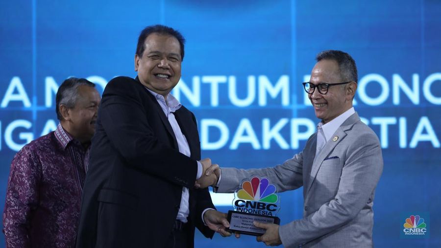 Chairman CT CORP, Chairul Tanjung menyerahkan plakat pengghargaan kepada Ketua Dewan Komisioner OJK, Mahendra Siregar dalam Economic Outlook 2023 dengan tema 