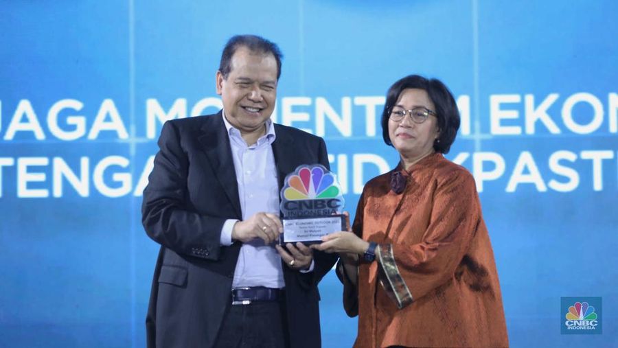 Chairman CT CORP, Chairul Tanjung menyerahkan plakat penghargaan kepada Menteri Keuangan, Sri Mulyani Indrawati dalam Economic Outlook 2023 dengan tema