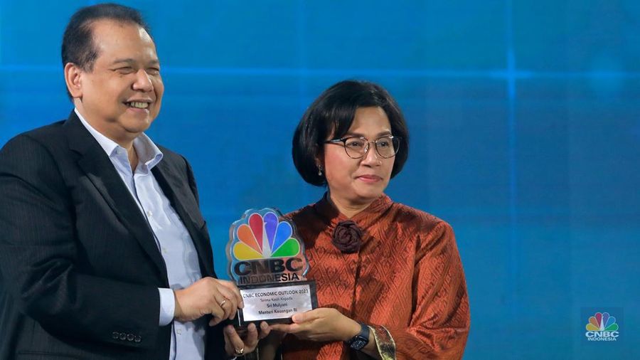 Chairman CT CORP, Chairul Tanjung menyerahkan plakat penghargaan kepada Menteri Keuangan, Sri Mulyani Indrawati dalam Economic Outlook 2023 dengan tema