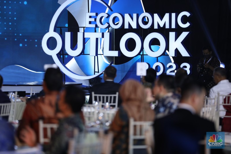 Economic Outlook 2023 dengan tema Economic Outlook 2023 dengan tema