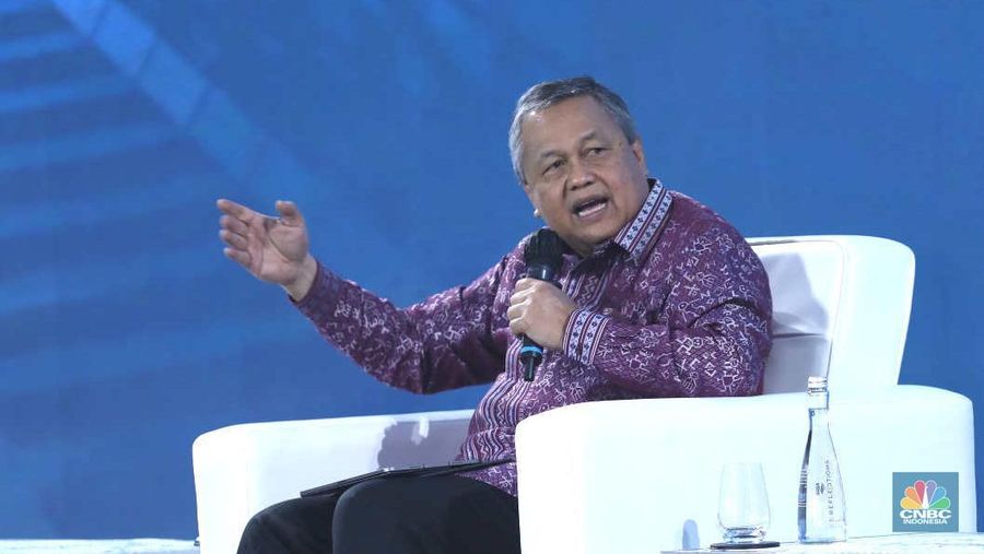 Gubernur BI, Perry Warjiyo dalam Economic Outlook 2023 dengan tema