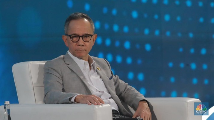 Ketua Dewan Komisioner OJK, Mahendra Siregar dalam Economic Outlook 2023 dengan tema Ketua Dewan Komisioner OJK, Mahendra Siregar dalam Economic Outlook 2023 dengan tema