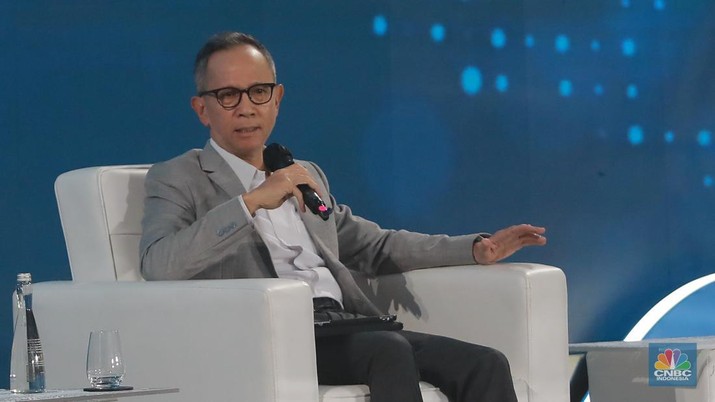 Ketua Dewan Komisioner OJK, Mahendra Siregar dalam Economic Outlook 2023 dengan tema Ketua Dewan Komisioner OJK, Mahendra Siregar dalam Economic Outlook 2023 dengan tema