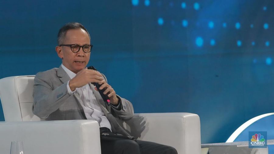 Ketua Dewan Komisioner OJK, Mahendra Siregar dalam Economic Outlook 2023 dengan tema 