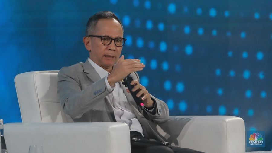Ketua Dewan Komisioner OJK, Mahendra Siregar dalam Economic Outlook 2023 dengan tema 