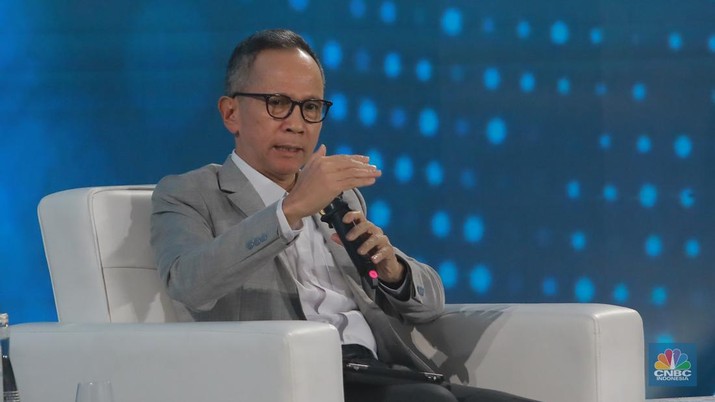 Ketua Dewan Komisioner OJK, Mahendra Siregar dalam Economic Outlook 2023 dengan tema Ketua Dewan Komisioner OJK, Mahendra Siregar dalam Economic Outlook 2023 dengan tema