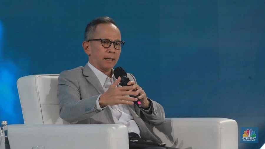 Ketua Dewan Komisioner OJK, Mahendra Siregar dalam Economic Outlook 2023 dengan tema 