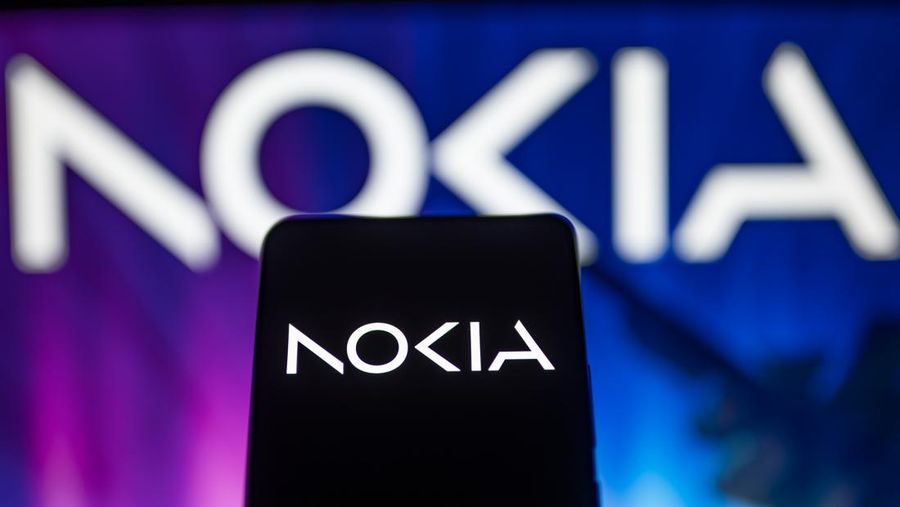 Logo baru Nokia ditampilkan di ponsel dengan logo Nokia di layar, terlihat pada ilustrasi foto ini. Pada 26 Februari 2023 di Brussel, Belgia. (Jonathan Raa/NurPhoto via Getty Images)