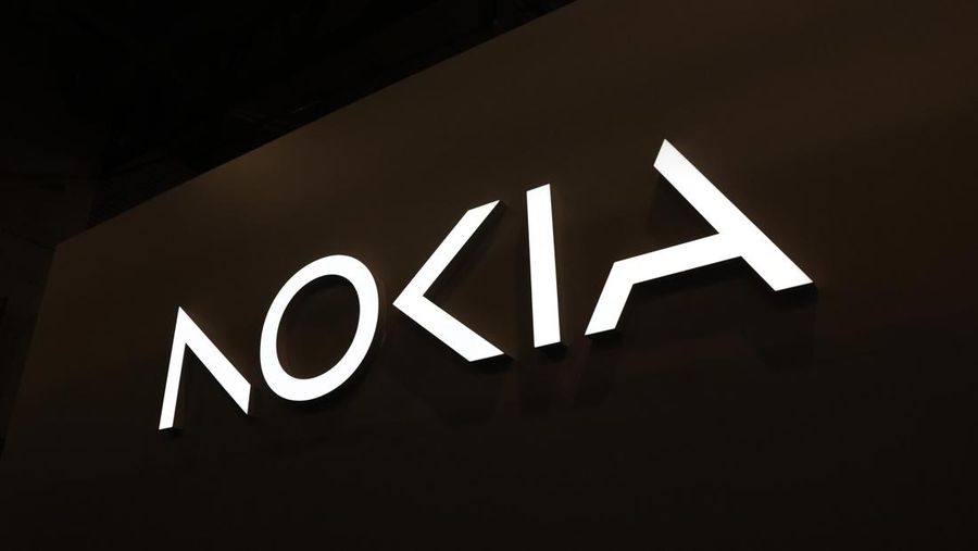 Logo Nokia Oyj yang didesain ulang pada stan perusahaan pada hari pembukaan Mobile World Congress di venue Fira de Barcelona di Barcelona, Spanyol, pada Senin, 27 Februari 2023. Acara industri dan teknologi seluler unggulan tahunan ini berlangsung mulai 1 Februari 2020. 27 hingga 2 Maret. (Angel Garcia/Bloomberg via Getty Images)