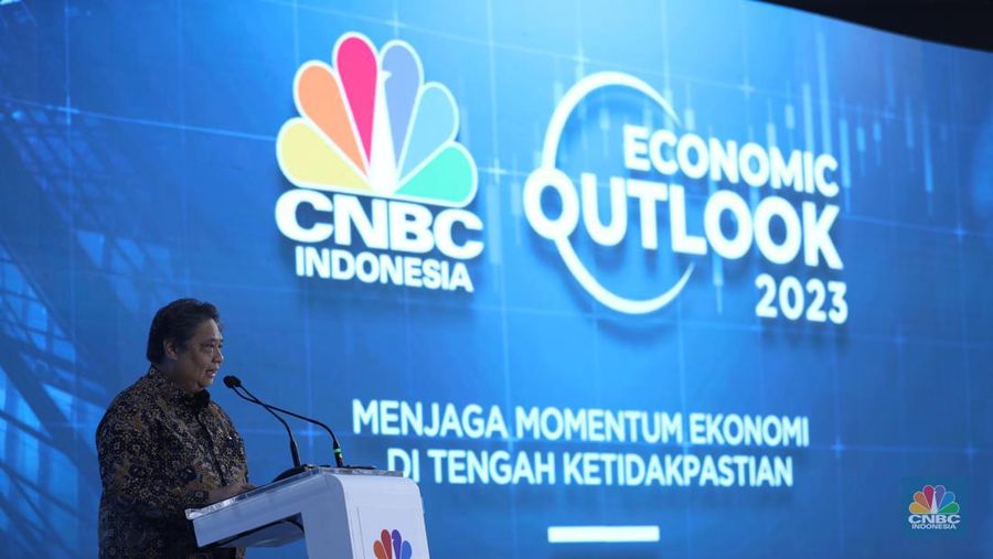 MENKO Perekonomian, Airlangga Hartarto sebagai pembicara kunci dalam Economic Outlook 2023 dengan tema 