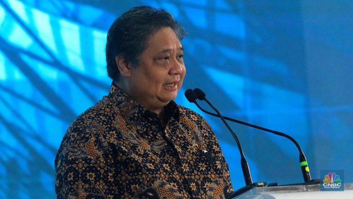 MENKO Perekonomian, Airlangga Hartarto sebagai pembicara kunci dalam Economic Outlook 2023 dengan tema 