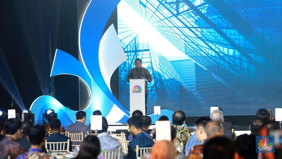 MENKO Perekonomian, Airlangga Hartarto sebagai pembicara kunci dalam Economic Outlook 2023 dengan tema 