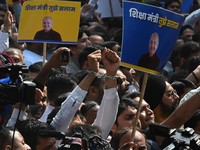 Potret Polisi India 'Bungkus' Pendemo yang Ribut Gegara Miras