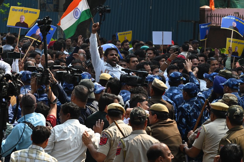 Para pemimpin dan Pendukung AAP selama pawai protes AAP menuju kantor Punjab BJP di sektor 37 untuk menandai protes terhadap penangkapan Wakil Ketua Menteri Delhi Manish Sisodia, pada 27 Februari 2023 di Chandigarh, India. CBI pada Minggu malam menangkap Sisodia sehubungan dengan dugaan korupsi dalam perumusan dan implementasi kebijakan minuman keras yang sekarang sudah dihapuskan untuk 2021-22. (|Ravi Kumar/Hindustan Times via Getty Images)