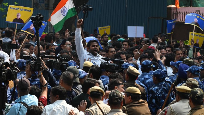 Para pemimpin dan Pendukung AAP selama pawai protes AAP menuju kantor Punjab BJP di sektor 37 untuk menandai protes terhadap penangkapan Wakil Ketua Menteri Delhi Manish Sisodia, pada 27 Februari 2023 di Chandigarh, India. CBI pada Minggu malam menangkap Sisodia sehubungan dengan dugaan korupsi dalam perumusan dan implementasi kebijakan minuman keras yang sekarang sudah dihapuskan untuk 2021-22. (|Ravi Kumar/Hindustan Times via Getty Images)