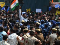 Panas! Potret Chaos Demo di India Gegara Aturan Miras