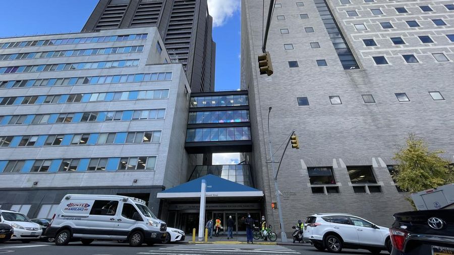 Pemandangan RS Mount Sinai saat Fener Greek Patriarch Bartholomew dirawat di New York, Amerika Serikat pada 3 November 2021. “Menyusul hasil pemeriksaan di Mount Sinai Hospital Manhattan, serta konsultasi dengan dokter, All- Holiness Ecumenical Patriarch Bartholomew akan dirawat di rumah sakit sore ini untuk angiogram yang akan mengevaluasi kebutuhan pemasangan stent,