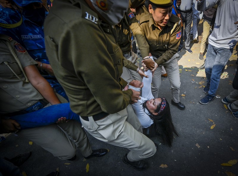 Para pemimpin dan Pendukung AAP selama pawai protes AAP menuju kantor Punjab BJP di sektor 37 untuk menandai protes terhadap penangkapan Wakil Ketua Menteri Delhi Manish Sisodia, pada 27 Februari 2023 di Chandigarh, India. CBI pada Minggu malam menangkap Sisodia sehubungan dengan dugaan korupsi dalam perumusan dan implementasi kebijakan minuman keras yang sekarang sudah dihapuskan untuk 2021-22. (|Ravi Kumar/Hindustan Times via Getty Images)
