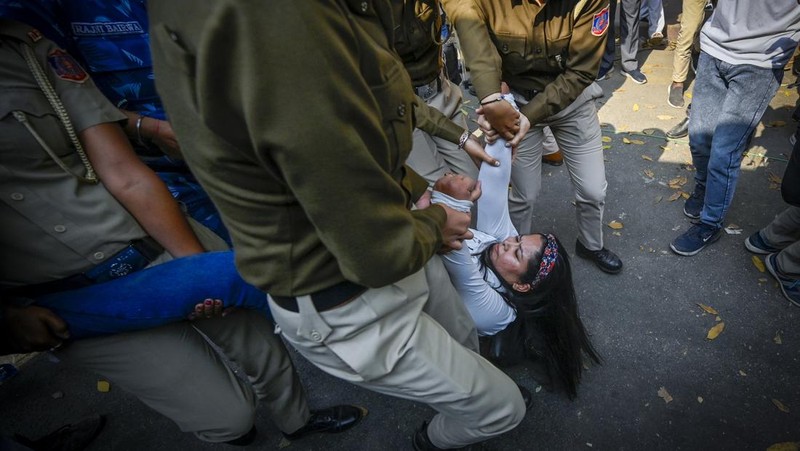 Para pemimpin dan Pendukung AAP selama pawai protes AAP menuju kantor Punjab BJP di sektor 37 untuk menandai protes terhadap penangkapan Wakil Ketua Menteri Delhi Manish Sisodia, pada 27 Februari 2023 di Chandigarh, India. CBI pada Minggu malam menangkap Sisodia sehubungan dengan dugaan korupsi dalam perumusan dan implementasi kebijakan minuman keras yang sekarang sudah dihapuskan untuk 2021-22. (|Ravi Kumar/Hindustan Times via Getty Images)