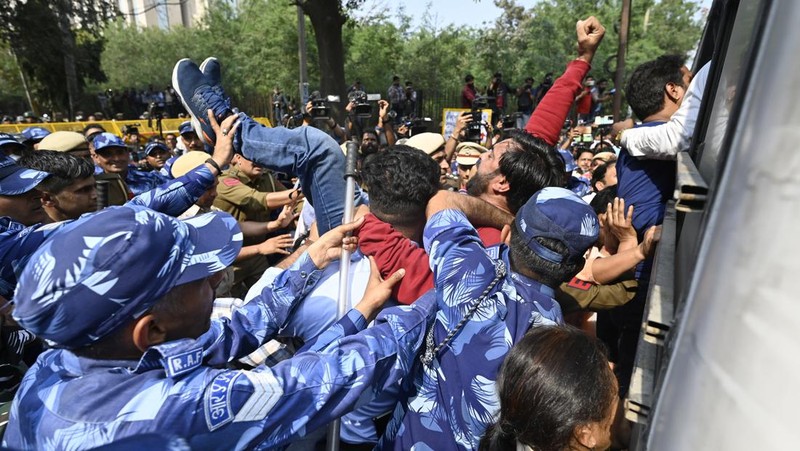Pekerja Partai AAP meneriakkan slogan-slogan selama protes terhadap penangkapan DY CM Manish Sisodia , di kantor BJP di DDU Marg , pada 27 Februari 2023 di New Delhi, India. CBI pada Minggu malam menangkap Sisodia sehubungan dengan dugaan korupsi dalam perumusan dan implementasi kebijakan minuman keras yang sekarang sudah dihapuskan untuk 2021-22. (Vipin Kumar/Hindustan Times via Getty Images)