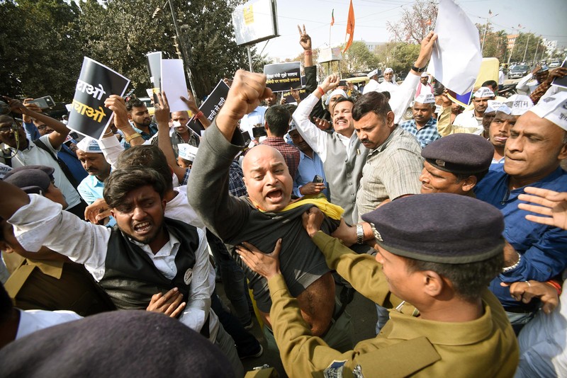Para pemimpin dan Pendukung AAP selama pawai protes AAP menuju kantor Punjab BJP di sektor 37 untuk menandai protes terhadap penangkapan Wakil Ketua Menteri Delhi Manish Sisodia, pada 27 Februari 2023 di Chandigarh, India. CBI pada Minggu malam menangkap Sisodia sehubungan dengan dugaan korupsi dalam perumusan dan implementasi kebijakan minuman keras yang sekarang sudah dihapuskan untuk 2021-22. (|Ravi Kumar/Hindustan Times via Getty Images)