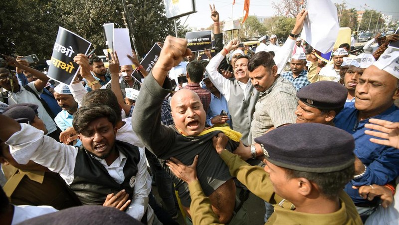 Para pemimpin dan Pendukung AAP selama pawai protes AAP menuju kantor Punjab BJP di sektor 37 untuk menandai protes terhadap penangkapan Wakil Ketua Menteri Delhi Manish Sisodia, pada 27 Februari 2023 di Chandigarh, India. CBI pada Minggu malam menangkap Sisodia sehubungan dengan dugaan korupsi dalam perumusan dan implementasi kebijakan minuman keras yang sekarang sudah dihapuskan untuk 2021-22. (|Ravi Kumar/Hindustan Times via Getty Images)