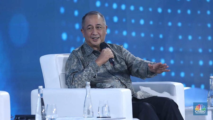 Presiden Direktur Bank BNI Royke Tumilaar dalam Economic Outlook 2023 dengan tema