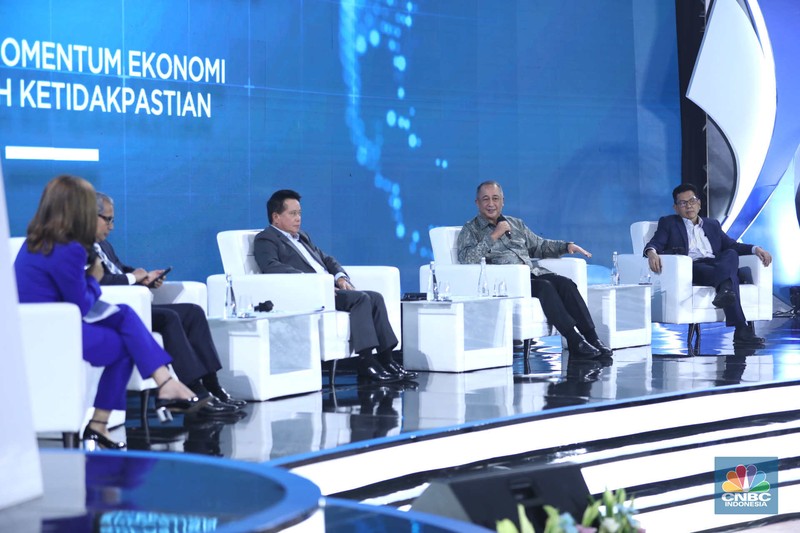 Economic Outlook 2023 dengan tema Economic Outlook 2023 dengan tema