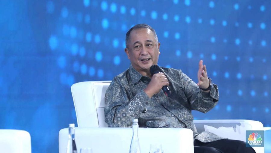 Presiden Direktur Bank BNI Royke Tumilaar dalam Economic Outlook 2023 dengan tema