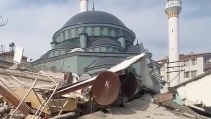 TURKEY-QUAKE/MALATYA Rubble from buildings that collapsed due to the 5.6 magnitude earthquake is shown in this video screengrab obtained from social media, in Malatya, Turkey, February 27, 2023. Haytap/via REUTERS THIS IMAGE HAS BEEN SUPPLIED BY A THIRD PARTY. MANDATORY CREDIT. NO RESALES. NO ARCHIVES.