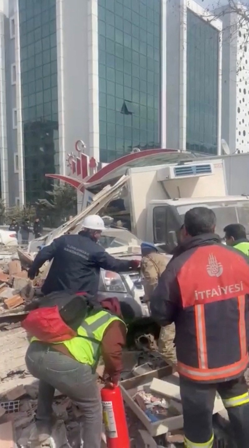 Dust from collapsed buildings rise across Malatya after a new earthquake, in Turkey February 27, 2023,  in this still image obtained from a social media video. Twitter/@Zarkusfb/via REUTERS  THIS IMAGE HAS BEEN SUPPLIED BY A THIRD PARTY. MANDATORY CREDIT. NO RESALES. NO ARCHIVES.