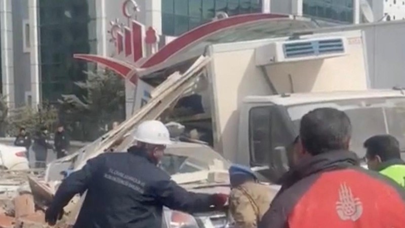 Dust from collapsed buildings rise across Malatya after a new earthquake, in Turkey February 27, 2023,  in this still image obtained from a social media video. Twitter/@Zarkusfb/via REUTERS  THIS IMAGE HAS BEEN SUPPLIED BY A THIRD PARTY. MANDATORY CREDIT. NO RESALES. NO ARCHIVES.