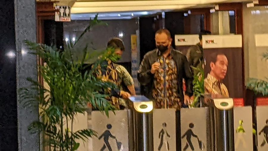 Eks pejabat pajak Rafael Alun Trisambodo jalani pemeriksaan KPK terkait Laporan Harta Kekayaan Penyelenggara Negara (LHKPN). (CNBC Indonesia/Emir)