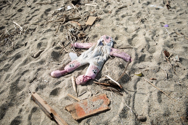 Gaun seorang gadis kecil yang diduga tewas dalam tenggelamnya kapal migran tertinggal di antara puing-puing kapal di pantai tempat ditemukannya mayat kapal karam, termasuk banyak anak-anak. Gaun seorang gadis kecil yang diduga tewas dalam tenggelamnya kapal migran tertinggal di antara puing-puing kapal di pantai tempat ditemukannya mayat kapal karam, termasuk banyak anak-anak. Di Steccato di Cutro, dekat Crotone, di Calabria, Italia selatan, sebuah tragedi terjadi di laut, 63 migran meninggal karena tenggelam, termasuk beberapa anak, akibat badai yang menghancurkan kapal tempat mereka tiba di Calabria . Tampaknya ada sekitar 250 orang di kapal itu. 81 selamat dengan berenang ke pantai. (Alfonso Di Vincenzo/KONTROLAB/LightRocket via Getty Images)
