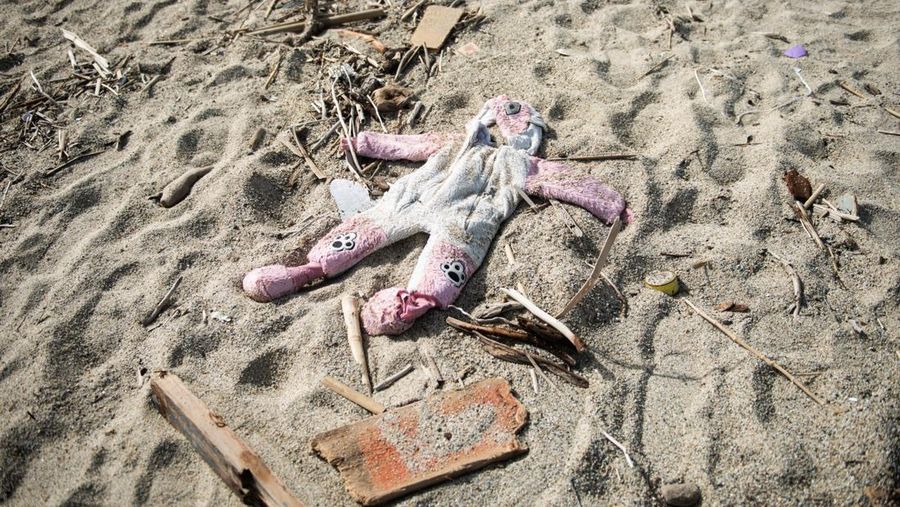 Gaun seorang gadis kecil yang diduga tewas dalam tenggelamnya kapal migran tertinggal di antara puing-puing kapal di pantai tempat ditemukannya mayat kapal karam, termasuk banyak anak-anak. Di Steccato di Cutro, dekat Crotone, di Calabria, Italia selatan, sebuah tragedi terjadi di laut, 63 migran meninggal karena tenggelam, termasuk beberapa anak, akibat badai yang menghancurkan kapal tempat mereka tiba di Calabria . Tampaknya ada sekitar 250 orang di kapal itu. 81 selamat dengan berenang ke pantai. (Alfonso Di Vincenzo/KONTROLAB/LightRocket via Getty Images)