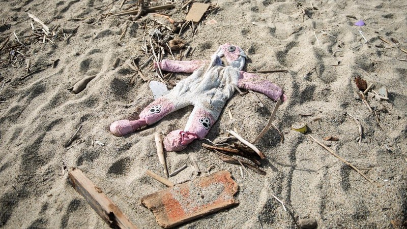 Gaun seorang gadis kecil yang diduga tewas dalam tenggelamnya kapal migran tertinggal di antara puing-puing kapal di pantai tempat ditemukannya mayat kapal karam, termasuk banyak anak-anak. Di Steccato di Cutro, dekat Crotone, di Calabria, Italia selatan, sebuah tragedi terjadi di laut, 63 migran meninggal karena tenggelam, termasuk beberapa anak, akibat badai yang menghancurkan kapal tempat mereka tiba di Calabria . Tampaknya ada sekitar 250 orang di kapal itu. 81 selamat dengan berenang ke pantai. (Alfonso Di Vincenzo/KONTROLAB/LightRocket via Getty Images)