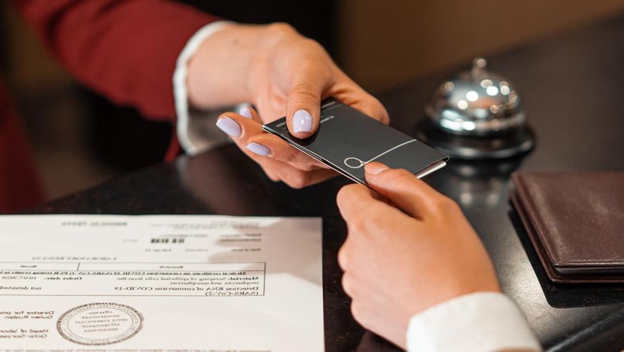Ilustrasi Check in Hotel (Photo: Mikhail Nilov via Pexels)