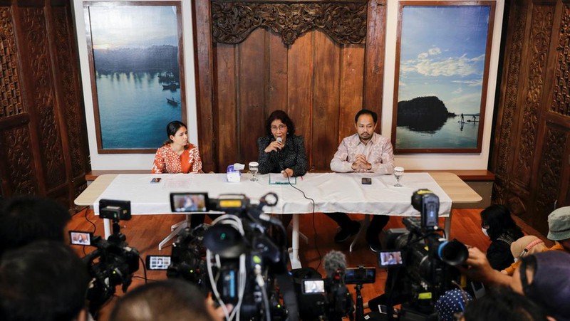 Susi Air founder and former Fisheries Minister Susi Pudjiastuti, speaks during a news conference about the New Zealand pilot who was taken hostage by separatists in Indonesia's Papua last month, in Jakarta, Indonesia, March 1, 2023. REUTERS/Willy Kurniawan