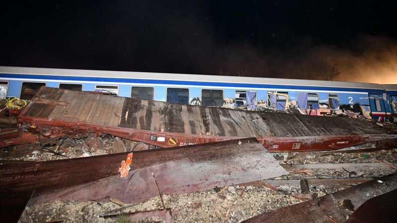 Lokasi kecelakaan, di mana dua kereta bertabrakan, terlihat di dekat kota Larissa, Yunani, 1 Maret 2023. (REUTERS/Kostas Mantziaris)