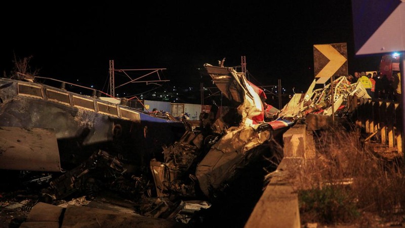 Lokasi kecelakaan, di mana dua kereta bertabrakan, terlihat di dekat kota Larissa, Yunani, 1 Maret 2023. (REUTERS/Kostas Mantziaris)