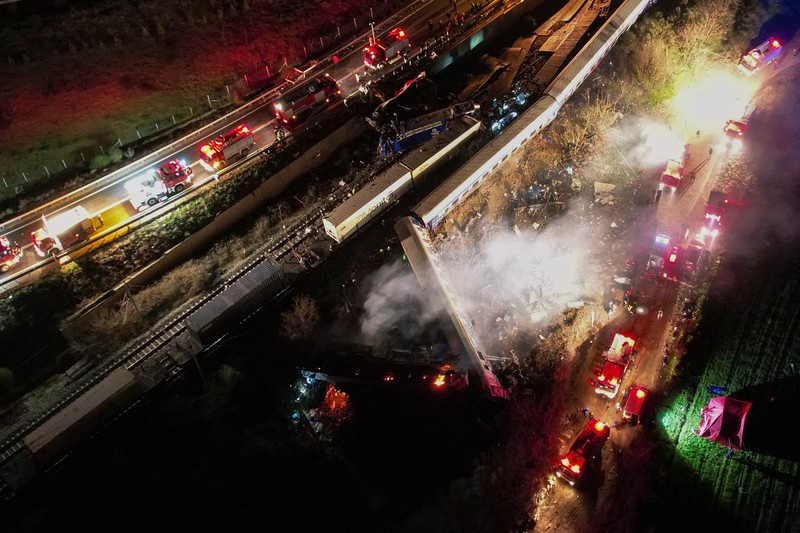Lokasi kecelakaan, di mana dua kereta bertabrakan, terlihat di dekat kota Larissa, Yunani, 1 Maret 2023. Lokasi kecelakaan, di mana dua kereta bertabrakan, terlihat di dekat kota Larissa, Yunani, 1 Maret 2023. (REUTERS/Kostas Mantziaris)
