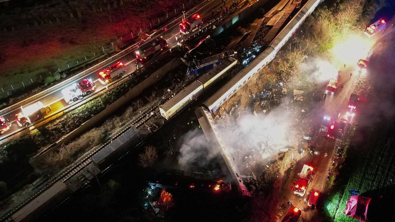Lokasi kecelakaan, di mana dua kereta bertabrakan, terlihat di dekat kota Larissa, Yunani, 1 Maret 2023. (REUTERS/Kostas Mantziaris)